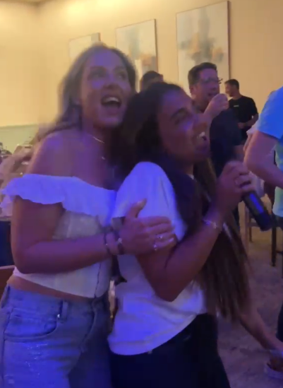קהל משוחרר בערב קריוקי מהסרטים