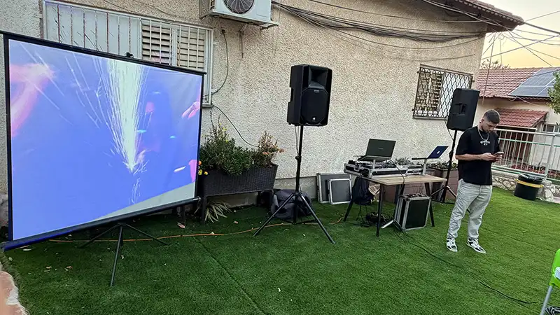 מקרן גדול רמקולים RCF ציוד מקצועי על העמדה