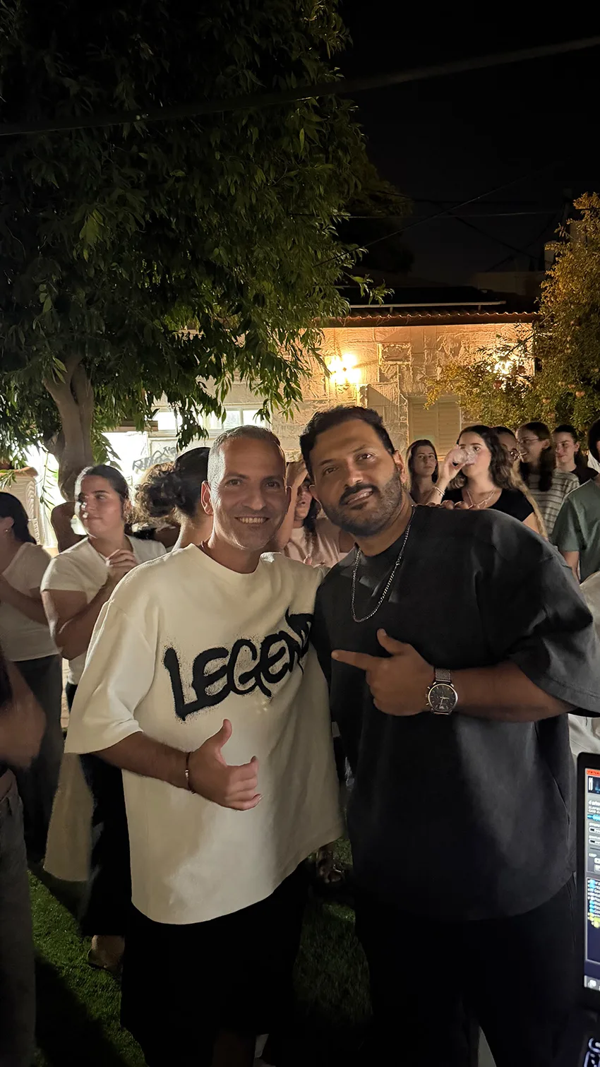 שחר חן ואביב דיין רקריוקי תמונה מאירוע קריוקי בכפר הילדים בכרמיאל
