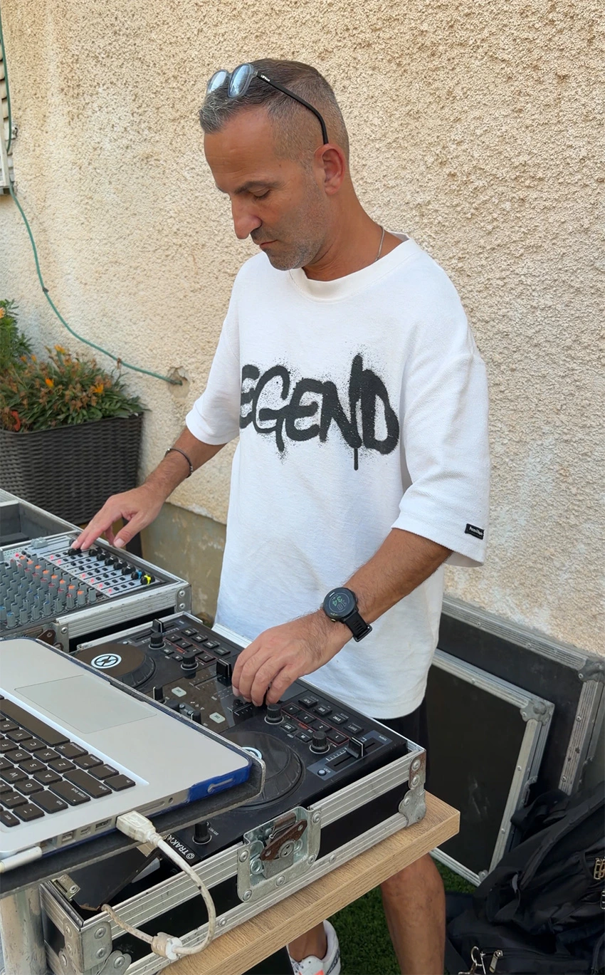 אביב דיין בפעולה על עמדת ה-DJ