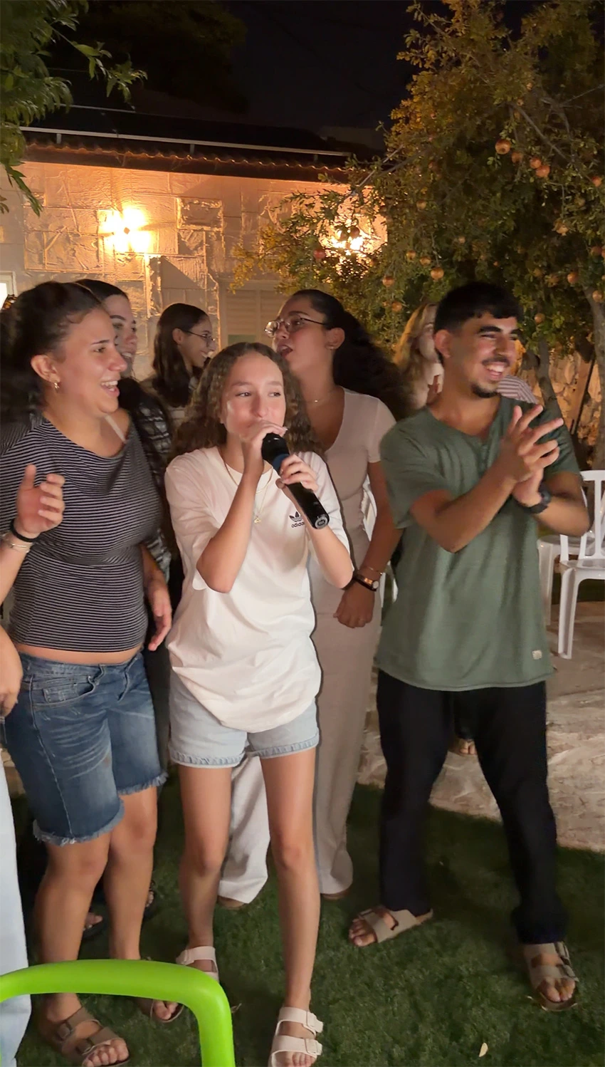 ילדים ומבוגרים שרים יחד באירוע כפר הילדים בכרמיאל ילדים ומבוגרים שרים יחד באירוע כפר הילדים בכרמיאל