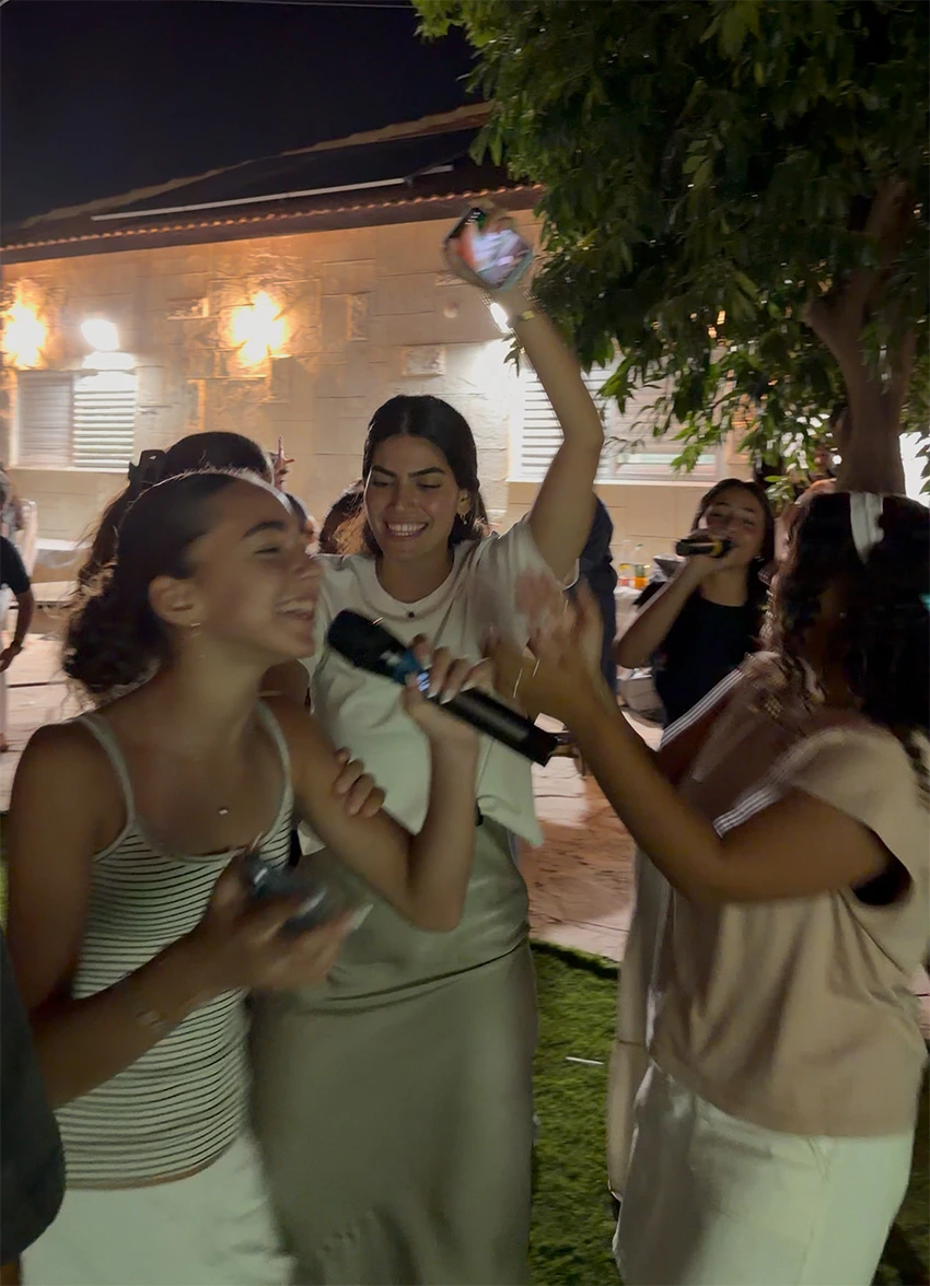 שתי משתתפות שרות יחד באירוע הקריוקי בכרמיאל שתי משתתפות שרות יחד באירוע הקריוקי בכרמיאל