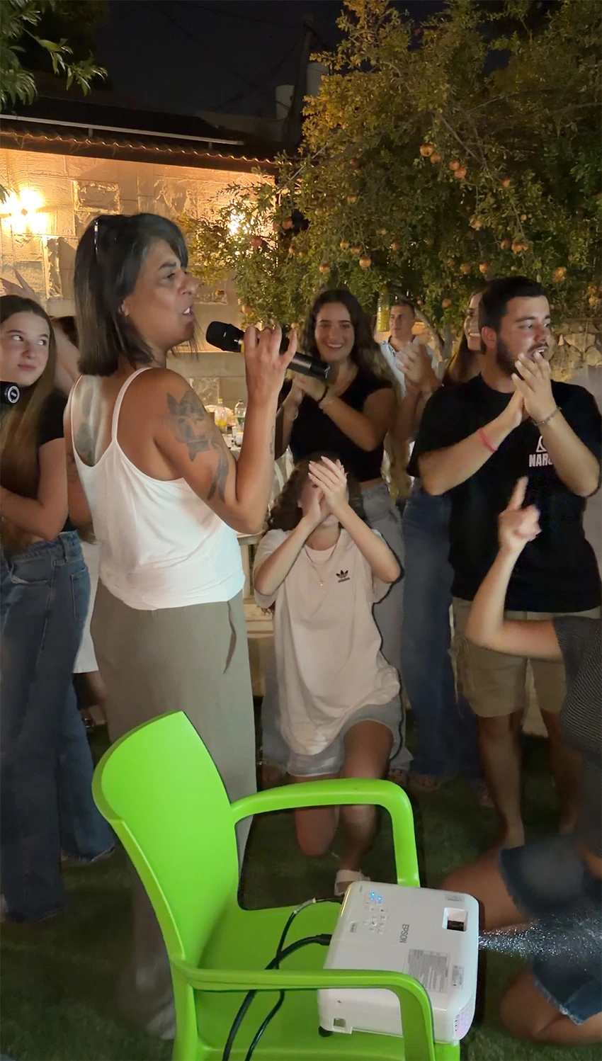 עובדים ובני משפחותיהם שרים באירוע הקריוקי בכרמיאל עובדים ובני משפחותיהם שרים באירוע הקריוקי בכרמיאל