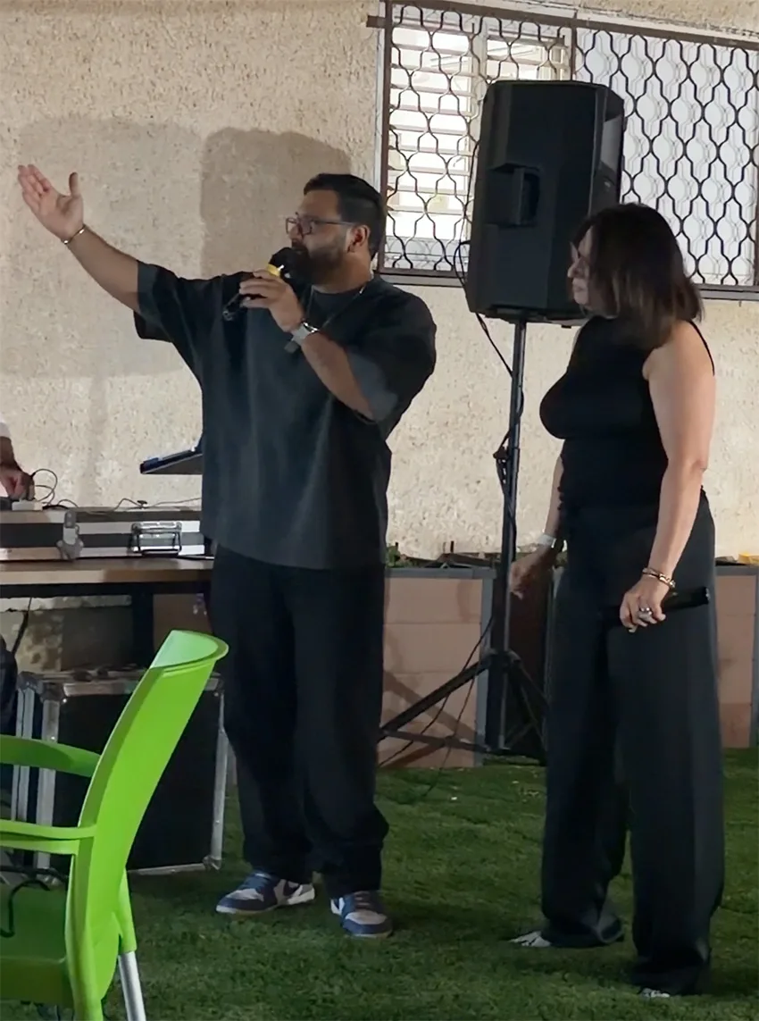 שחר חן ליווה את איריס שביקשה דואט לשיר דון קישוט