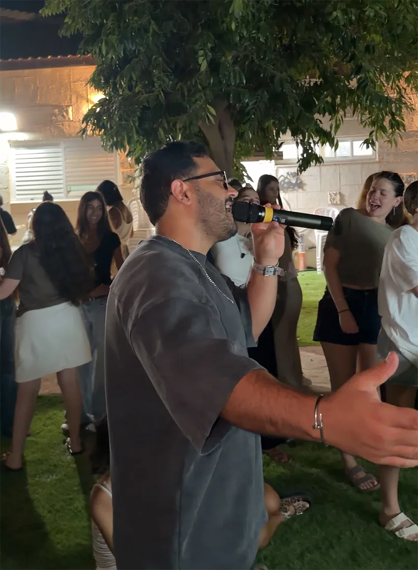 שחר חן שר עם המשתתפים באירוע בכפר הילדים בכרמיאל
