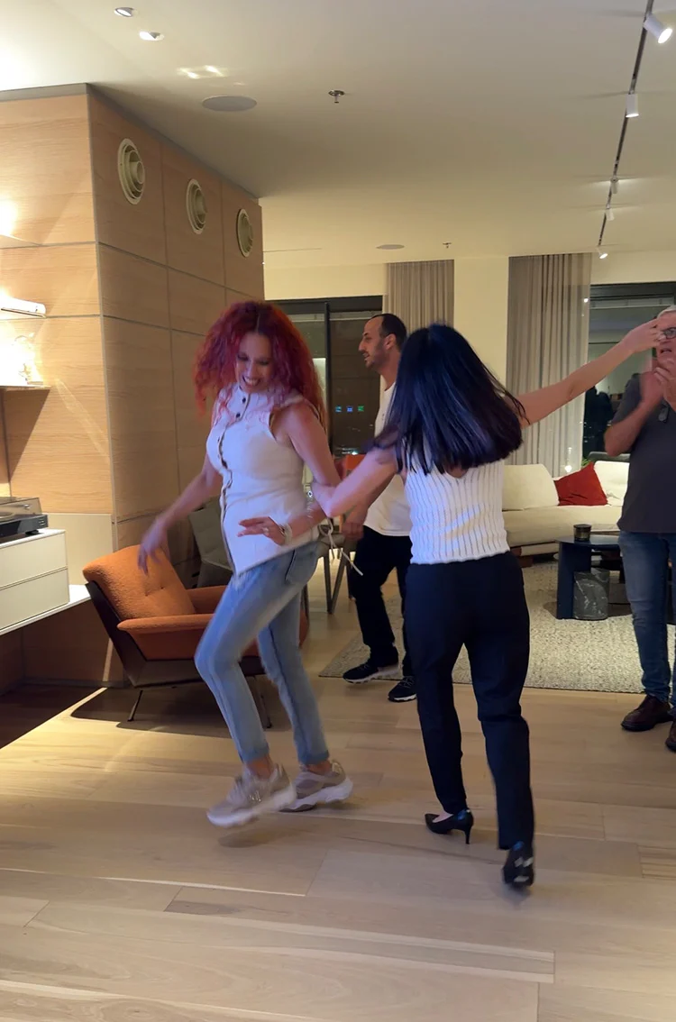 עובדי ניופאן רוקדים במהלך ערב הצוות בתל אביב עובדי ניופאן רוקדים במהלך ערב הצוות בתל אביב