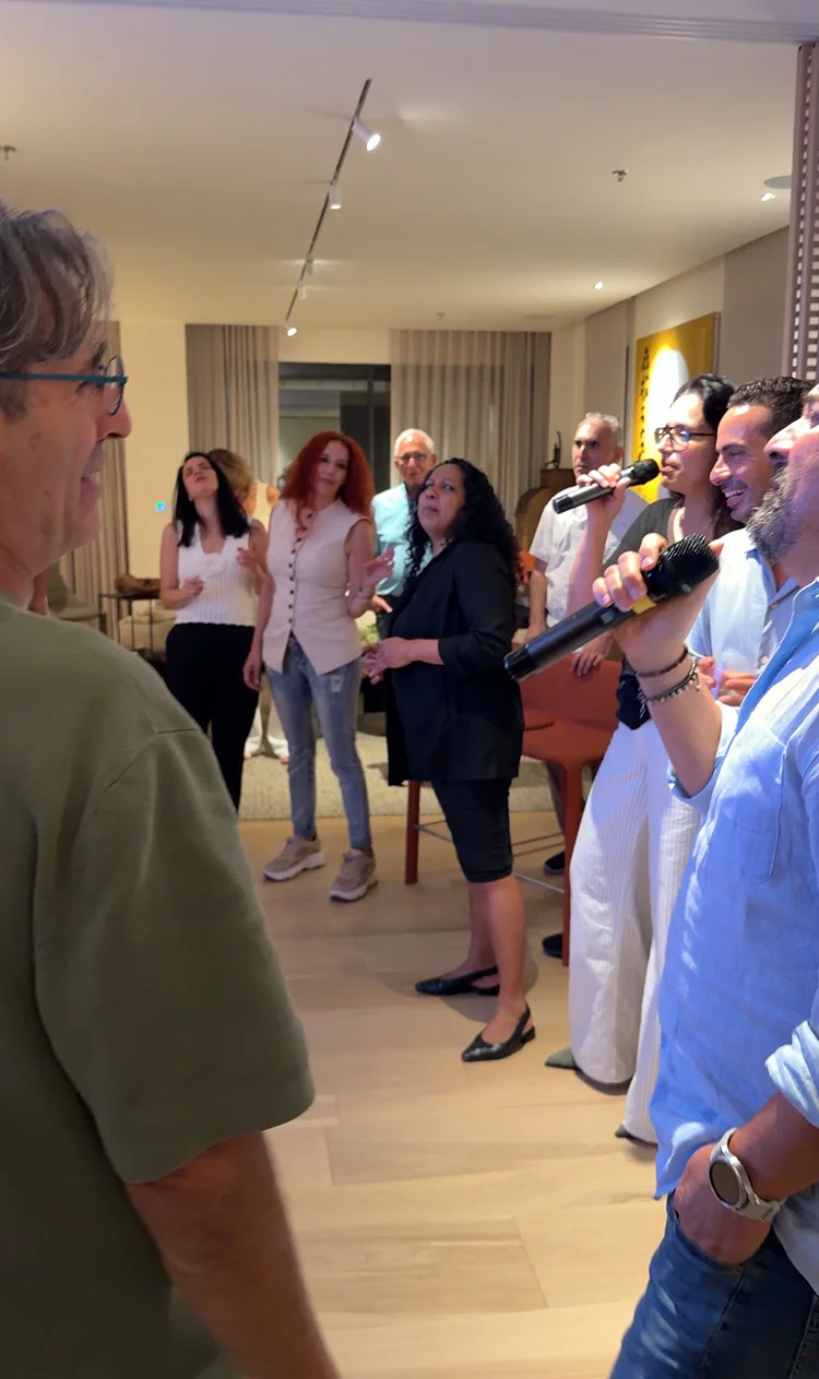 שני משתתפים שרים דואט בערב הקריוקי שני משתתפים שרים דואט בערב הקריוקי