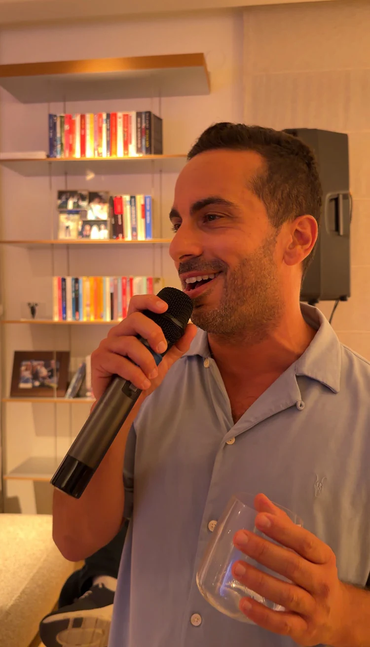משתתף שר ונהנה בערב הצוות של חברת ניופאן משתתף שר ונהנה בערב הצוות של חברת ניופאן