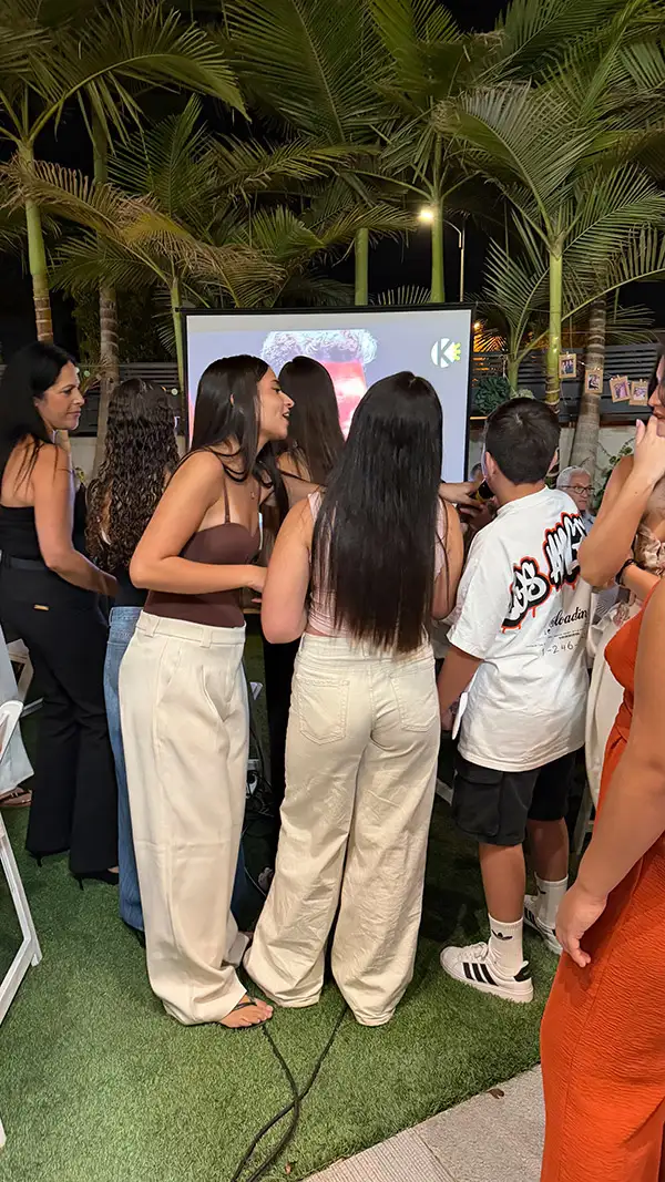 צעירות שרות יחד בערב הקריוקי במיתר צעירות שרות יחד בערב הקריוקי במיתר