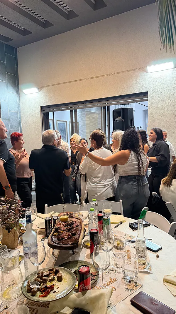 בני המשפחה רוקדים במסיבת יום הולדת 70 במיתר בני המשפחה רוקדים במסיבת יום הולדת 70 במיתר