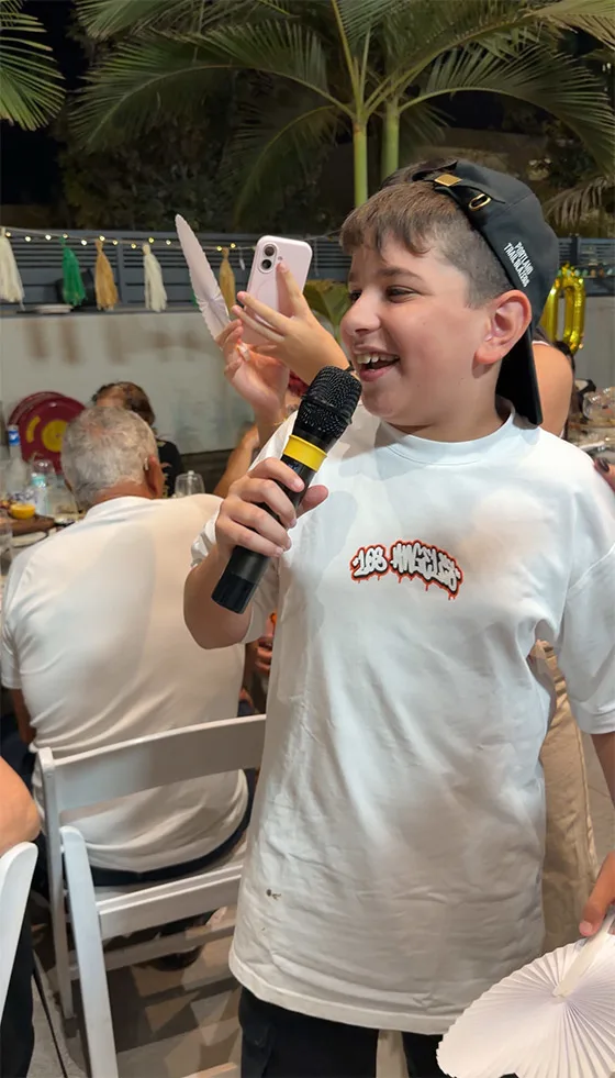 ילד שר קריוקי במסיבת יום ההולדת במיתר ילד שר קריוקי במסיבת יום ההולדת במיתר