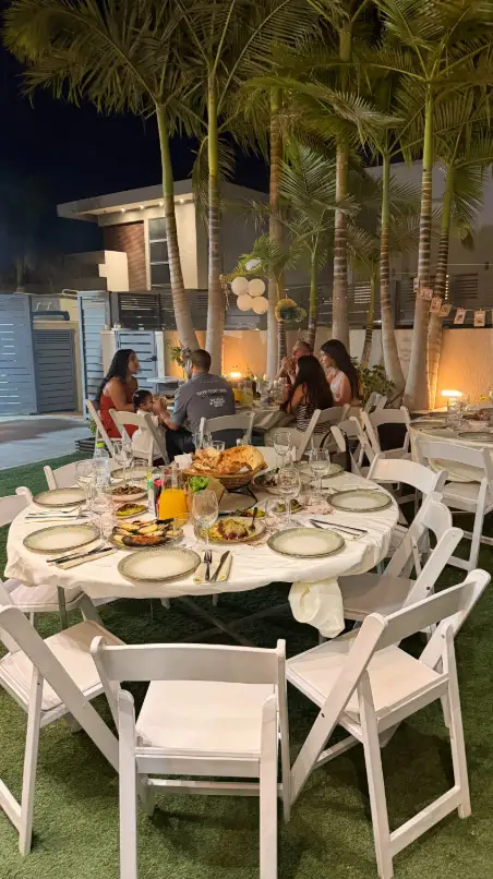 שולחנות האירוח בחצר הבית לפני מסיבת ההפתעה שולחנות האירוח בחצר הבית לפני מסיבת ההפתעה