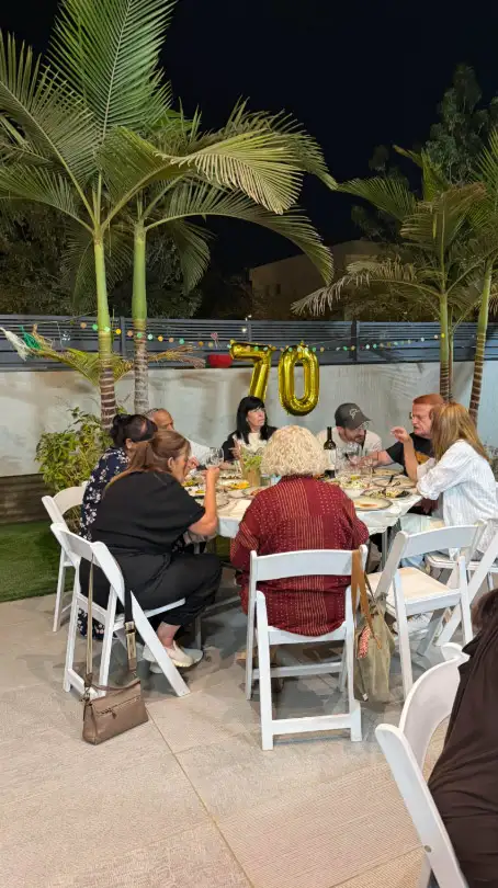 אורחים יושבים סביב השולחנות בחגיגת יום הולדת 70 אורחים יושבים סביב השולחנות בחגיגת יום הולדת 70