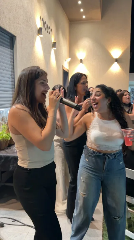 שלוש משתתפות שרות יחד בערב הקריוקי שלוש משתתפות שרות יחד בערב הקריוקי