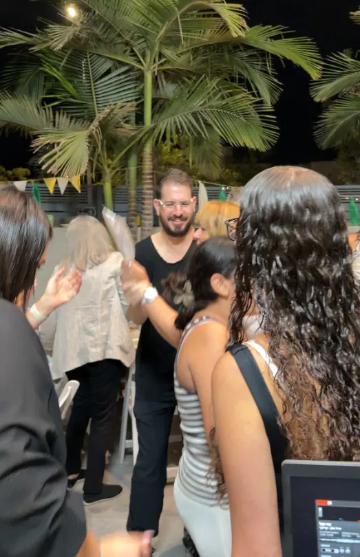 אורחים רוקדים ונהנים במסיבת הקריוקי במיתר אורחים רוקדים ונהנים במסיבת הקריוקי במיתר