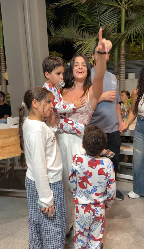 ילדים ומבוגרים רוקדים יחד במסיבת יום ההולדת ילדים ומבוגרים רוקדים יחד במסיבת יום ההולדת