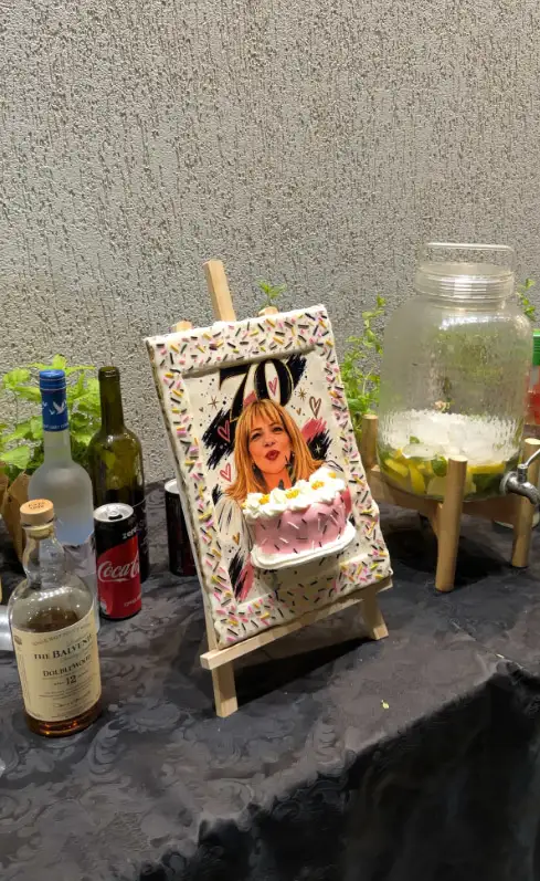עמדת קבלת פנים מעוצבת לכבוד יום הולדתה של דניאלה עם העוגה שהכינו לה עמדת קבלת פנים מעוצבת לכבוד יום הולדתה של דניאלה עם העוגה שהכינו לה