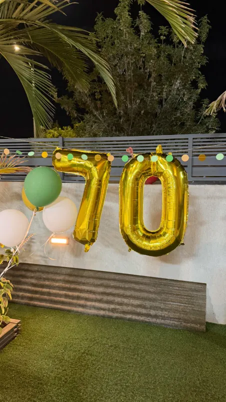 קישוטי גיל 70 במסיבת ההפתעה במיתר קישוטי גיל 70 במסיבת ההפתעה במיתר