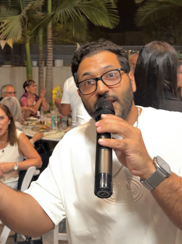 שחר חן שר ומחמם את הקהל באירוע הקריוקי שחר חן שר ומחמם את הקהל באירוע הקריוקי