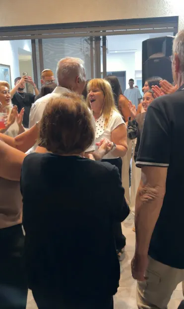 בני המשפחה רוקדים יחד בחצר הבית במיתר בני המשפחה רוקדים יחד בחצר הבית במיתר