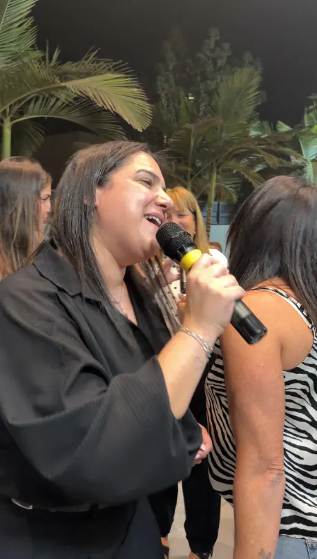 אורחת שרה במסיבת הקריוקי ליום הולדת 70 אורחת שרה במסיבת הקריוקי ליום הולדת 70