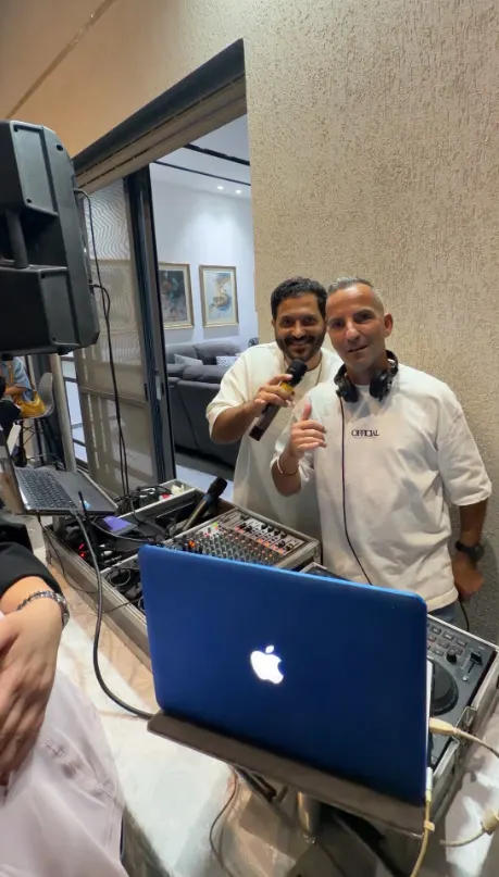 אביב דיין ושחר חן בעמדת הקריוקי באירוע במיתר אביב דיין ושחר חן בעמדת הקריוקי באירוע במיתר