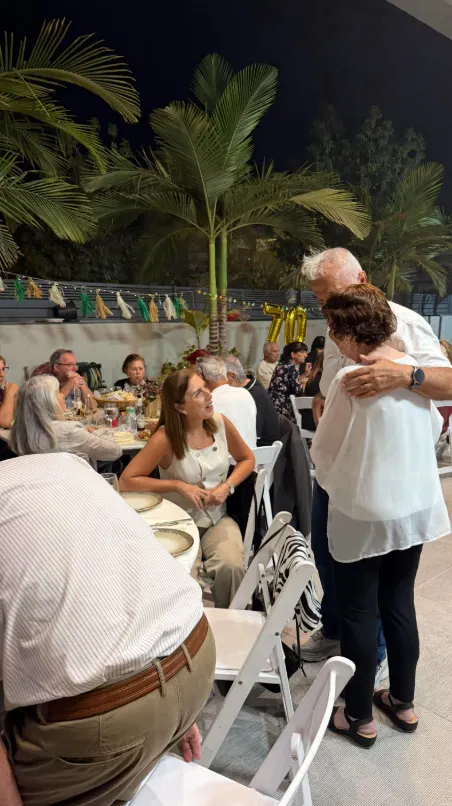 בני משפחה מתחבקים בחגיגת יום ההולדת במיתר בני משפחה מתחבקים בחגיגת יום ההולדת במיתר