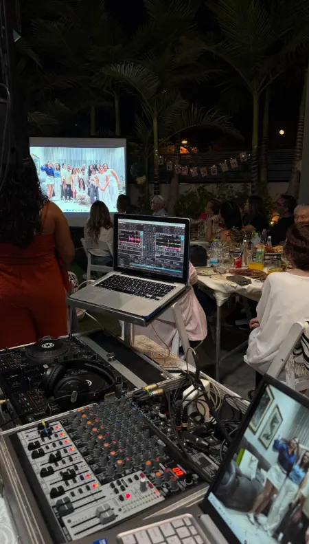עמדת DJ ומקרן להצגת המצגת באירוע יום ההולדת עמדת DJ ומקרן להצגת המצגת באירוע יום ההולדת