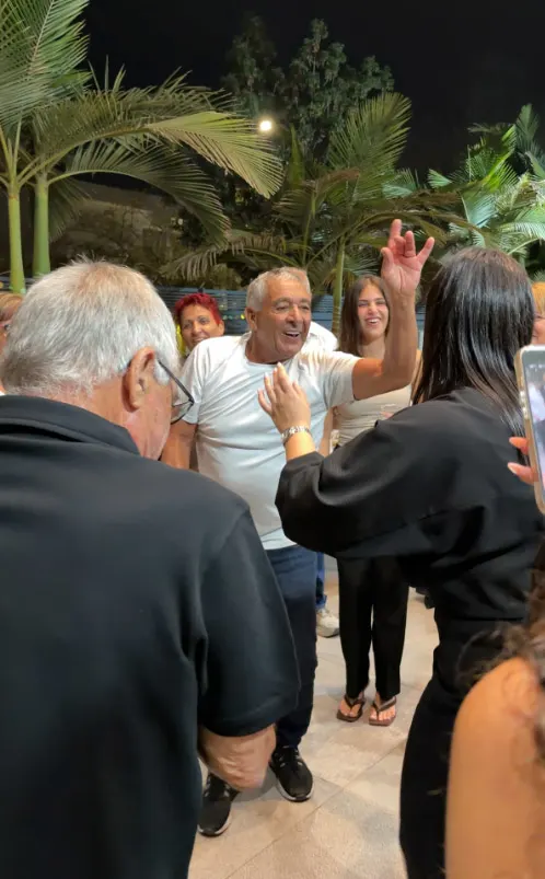 אורחים רוקדים במסיבת הפתעה ליום הולדת 70 אורחים רוקדים במסיבת הפתעה ליום הולדת 70