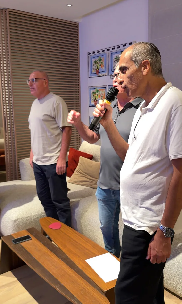 משתתף שר מול עובדי ניופאן בערב הקריוקי משתתף שר מול עובדי ניופאן בערב הקריוקי