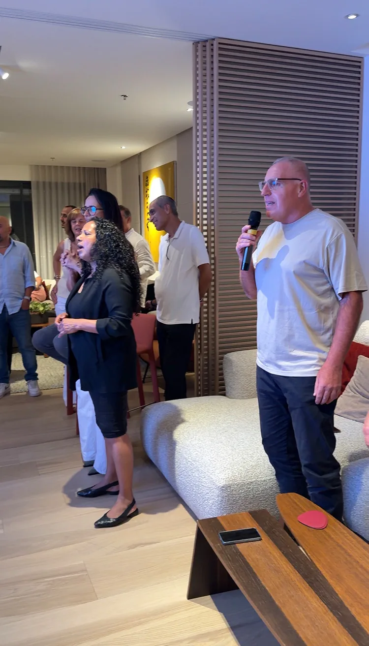 עובדי ניופאן שרים יחד בערב הקריוקי בתל אביב עובדי ניופאן שרים יחד בערב הקריוקי בתל אביב