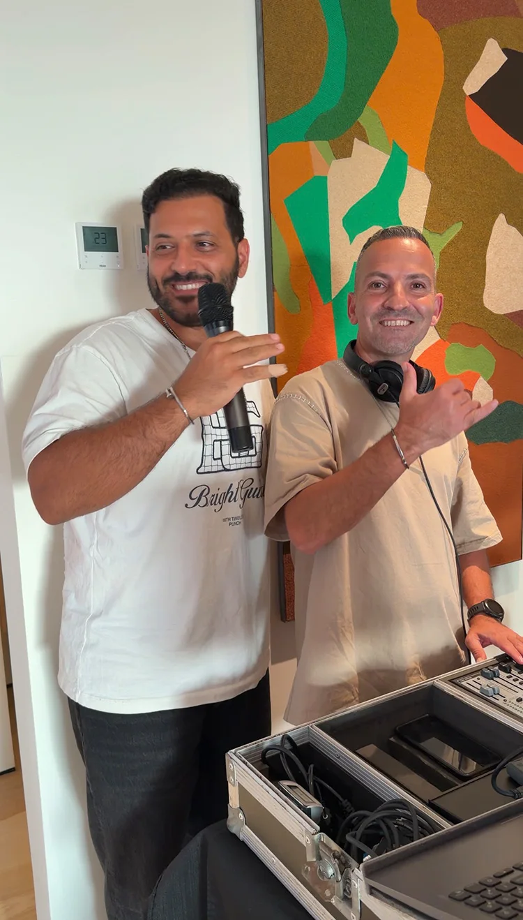 שחר חן ואביב דיין נכנסים לאווירה שחר חן ואביב דיין נכנסים לאווירה
