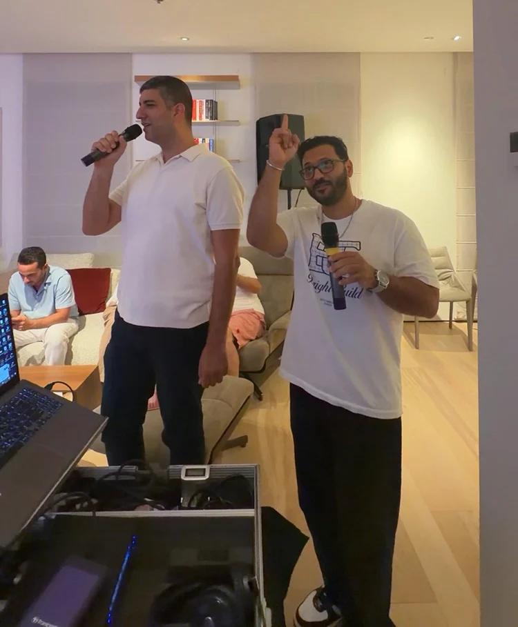שחר חן שוב בדואט עם אחד ממשתתפי הערב שחר חן שוב בדואט עם אחד ממשתתפי הערב