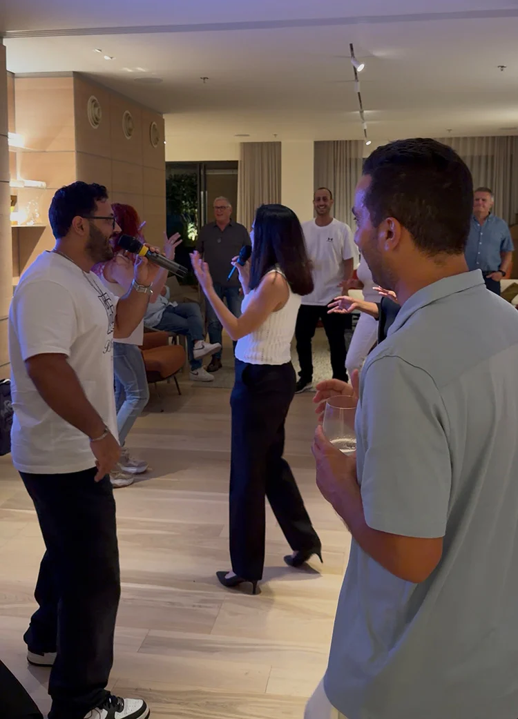 שחר חן שר בדואט עם עובדת באירוע חברה שחר חן שר בדואט עם עובדת באירוע חברה