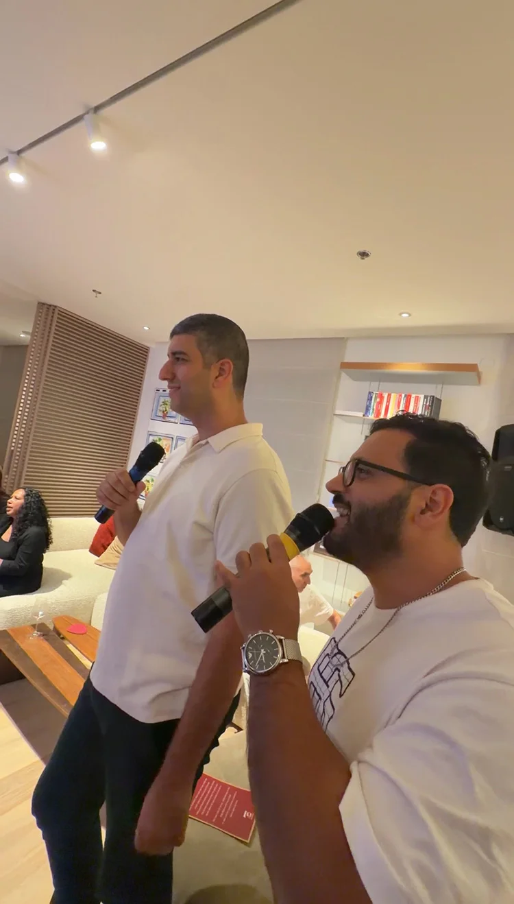 אירוע קריוקי לעובדי חברה בהנחיית אביב דיין ושחר חן אירוע קריוקי לעובדי חברה בהנחיית אביב דיין ושחר חן