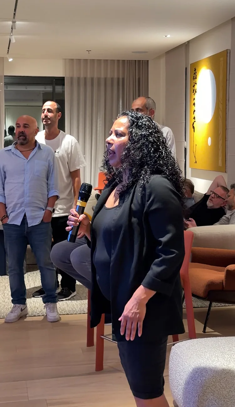 עוד משתתפת ששרה שיר ונהנית עוד משתתפת ששרה שיר ונהנית