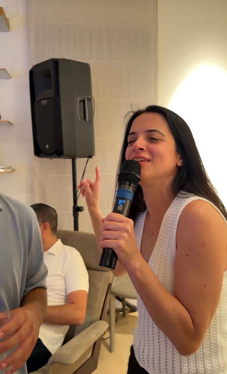 משתתפת באירוע שנהנית מהקריוקי משתתפת באירוע שנהנית מהקריוקי